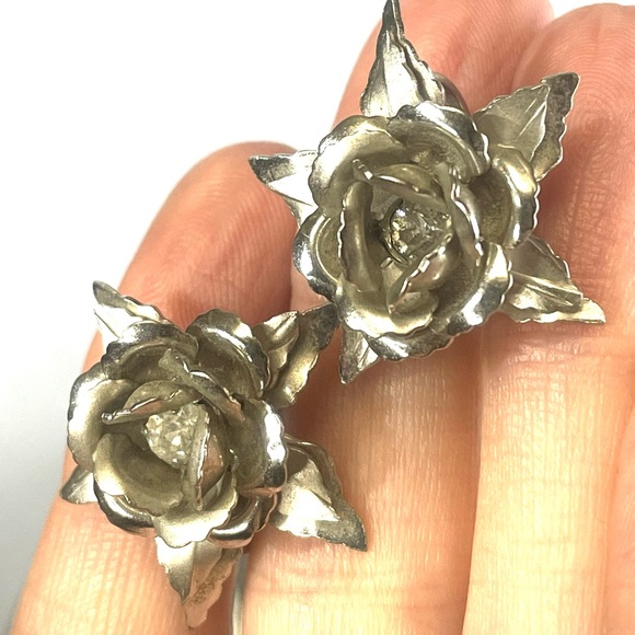 🖤 Vintage 🖤 Mid Century 🌹 Rose Silver Rhinestone Screw Back Earrings Flowers - Picture 2 of 5